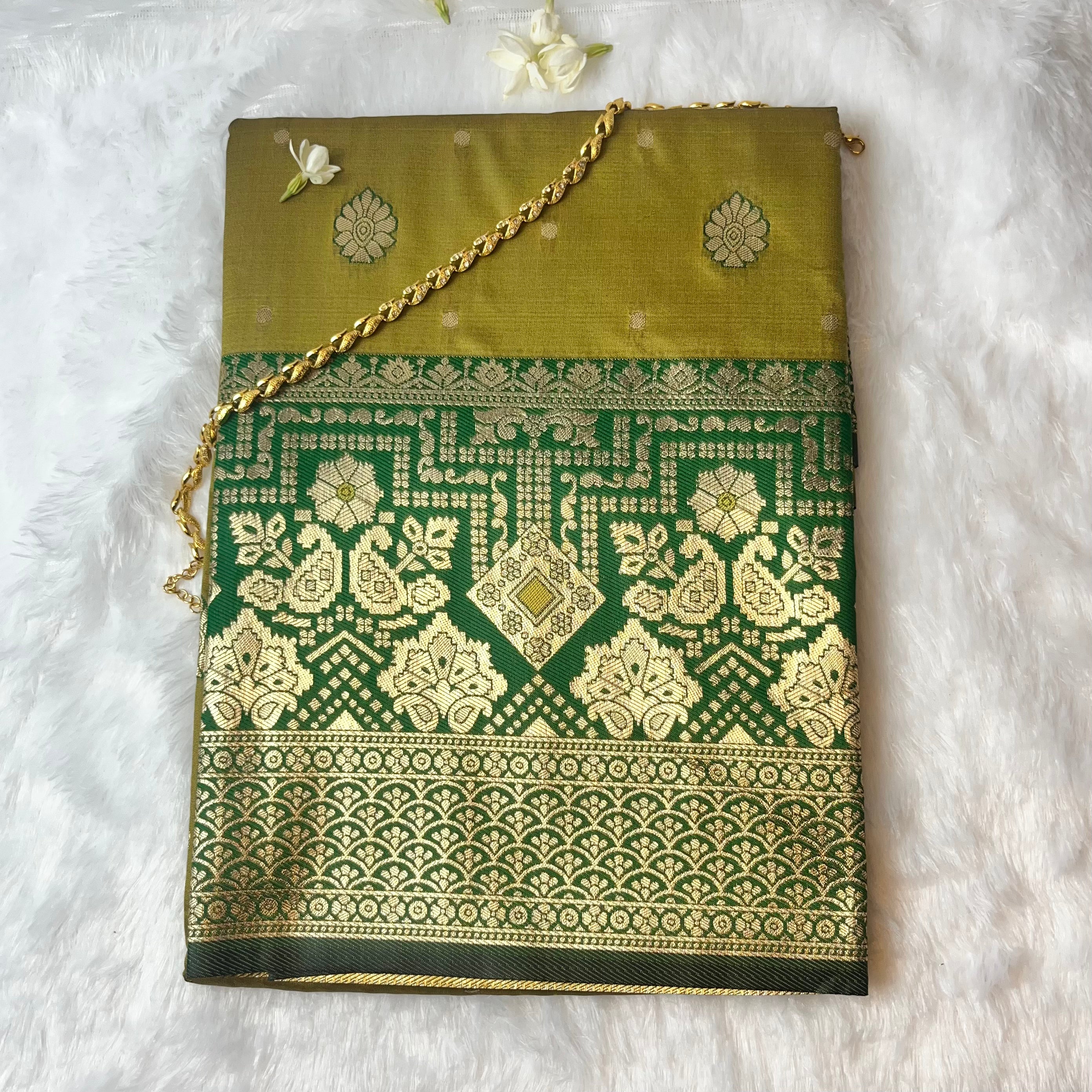 Rich Banarasi Silk Saree with Traditional Zari Weaving – Timeless Elegance