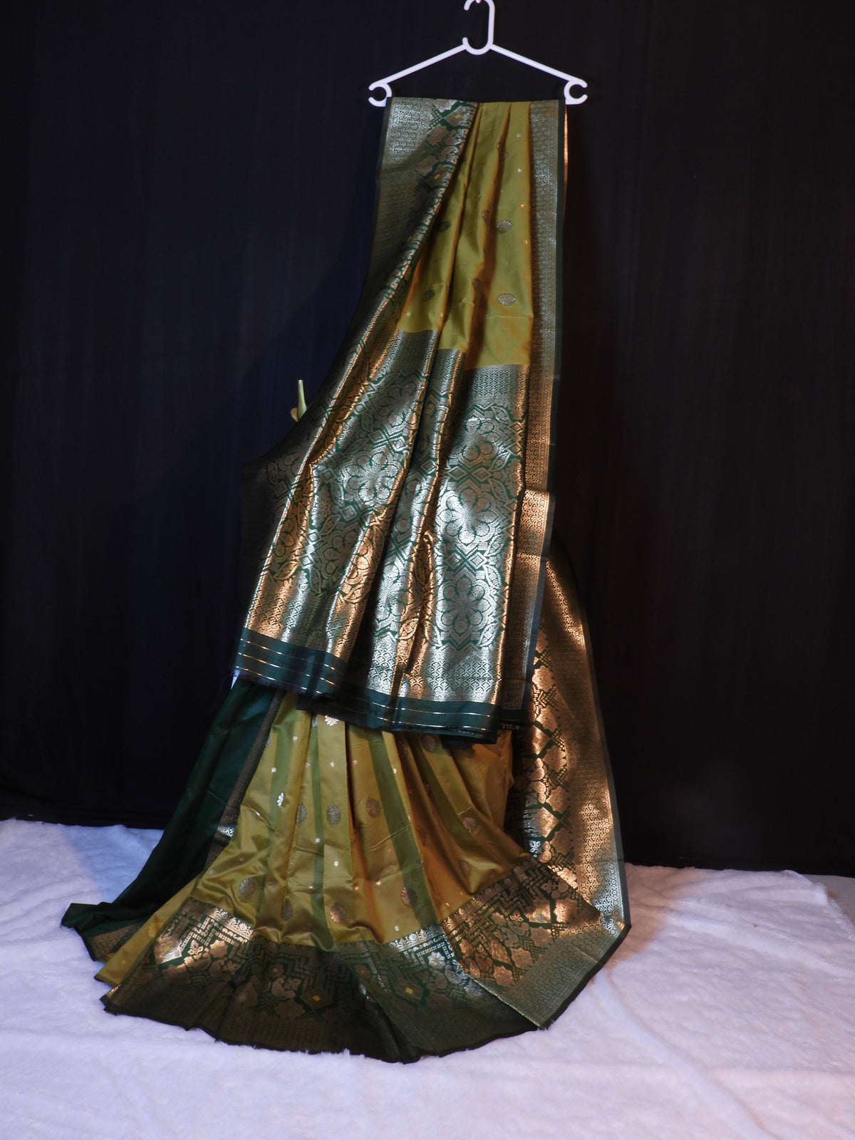 Rich Banarasi Silk Saree with Traditional Zari Weaving – Timeless Elegance