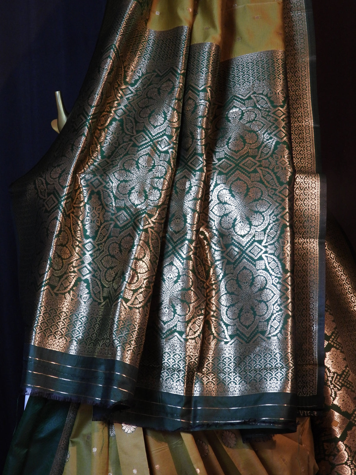 Rich Banarasi Silk Saree with Traditional Zari Weaving – Timeless Elegance
