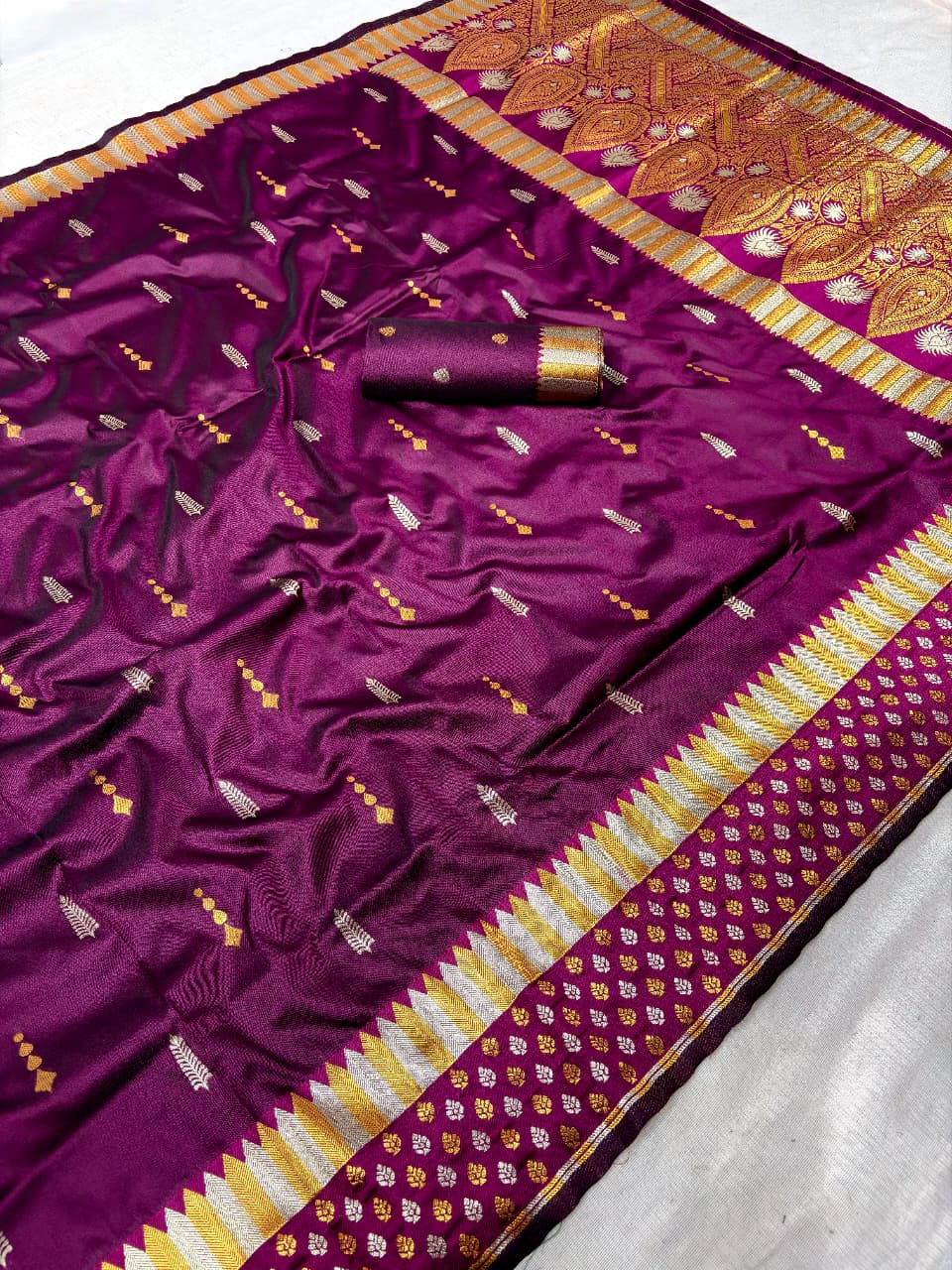Soft silk banarasi saree with zari weaving work