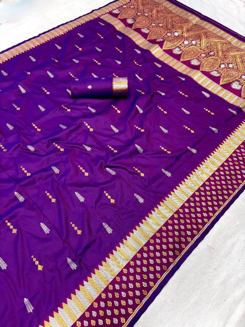 Soft silk banarasi saree with zari weaving work