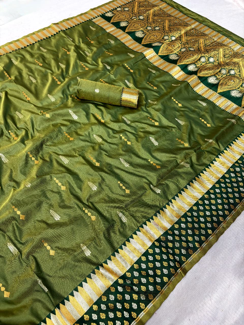 Soft silk banarasi saree with zari weaving work
